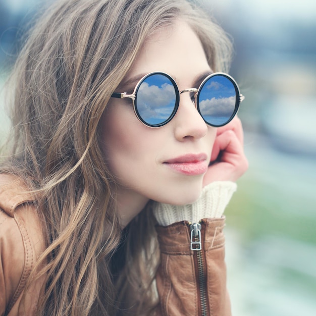 mujer joven, en, gafas de sol, aire libre, primer plano, cara femenina, retrato