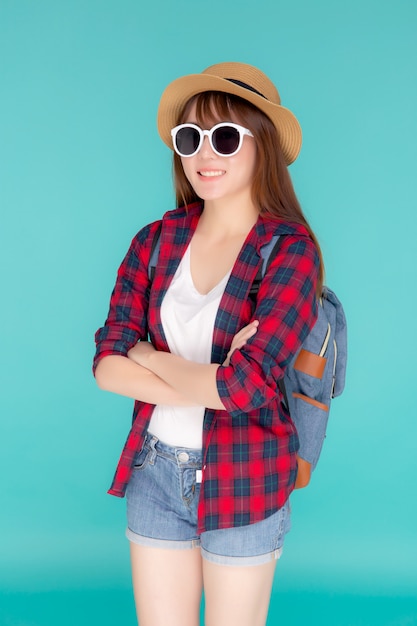 Mujer joven con gafas de sol en la cabeza