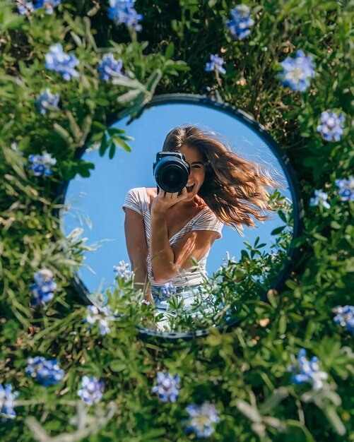 Foto mujer joven con gafas de sol contra los árboles