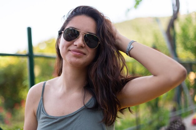 Mujer joven con gafas de sol en una fiesta