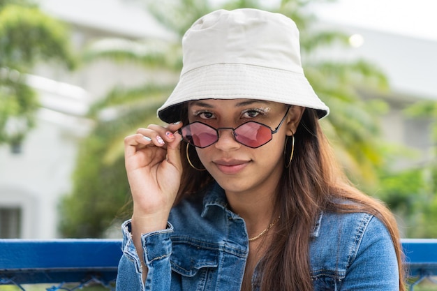 Mujer joven con gafas de sol en verano
