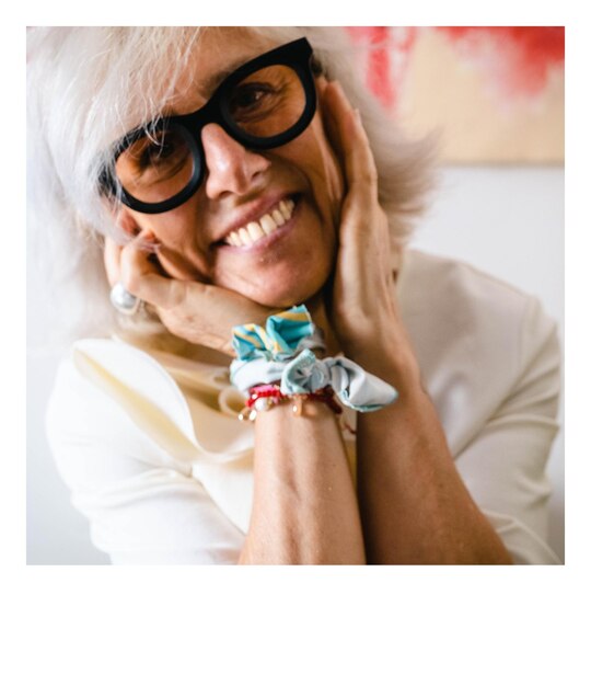 Foto mujer joven con gafas de sol