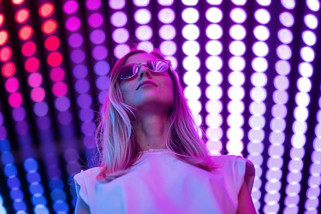 Foto mujer joven con gafas de sol