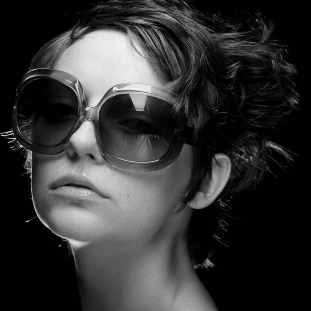 Mujer joven con gafas de sol
