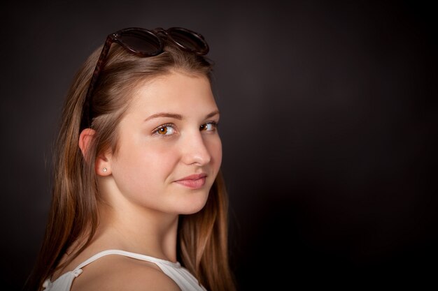 Mujer joven, con, gafas de sol