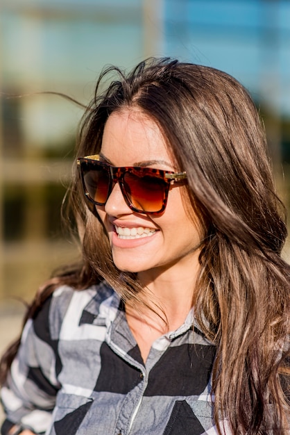 Mujer joven con gafas de sol