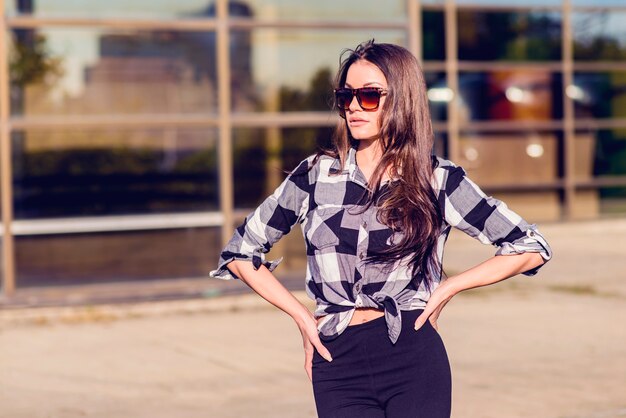 Mujer joven con gafas de sol