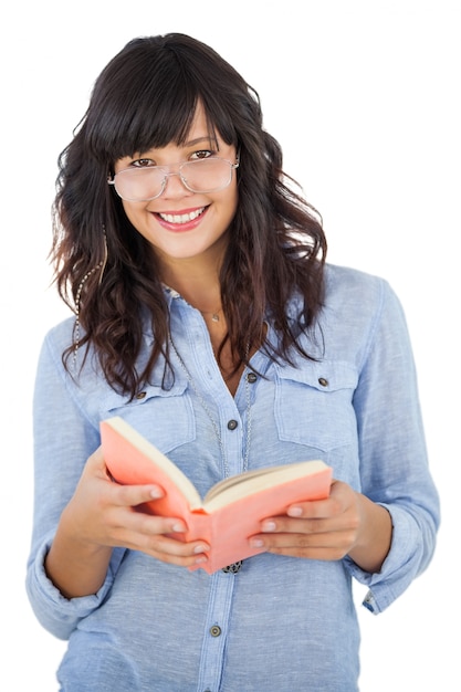 Mujer joven con gafas y sosteniendo el libro