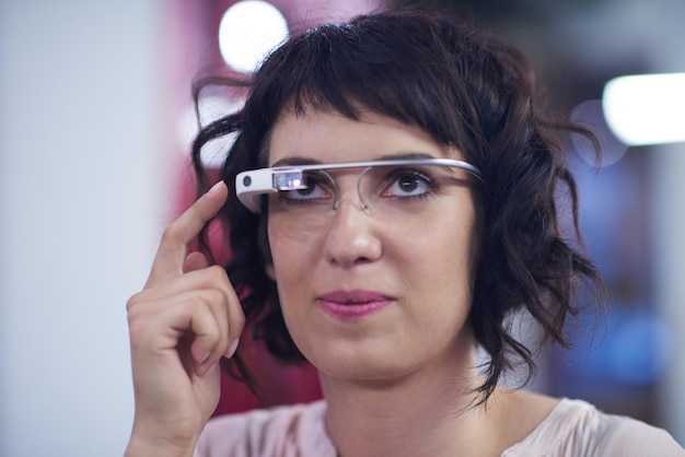 Mujer joven con gafas de tecnología informática gadget de realidad virtual