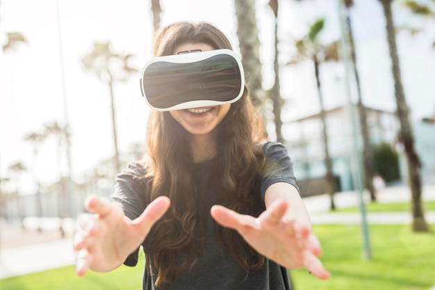 Mujer joven con gafas VR al aire libre