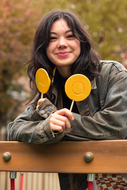 Foto mujer joven con galleta dalgona