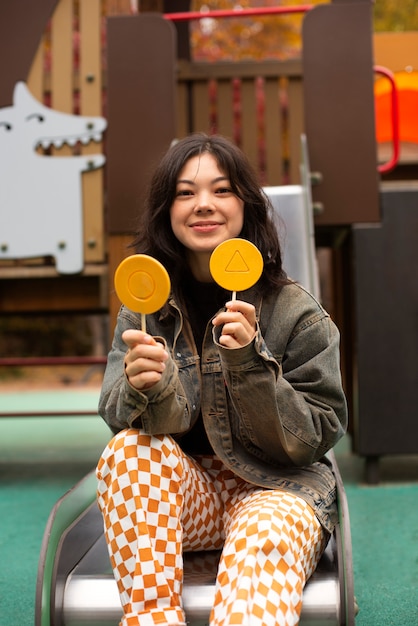 Foto mujer joven con galleta dalgona