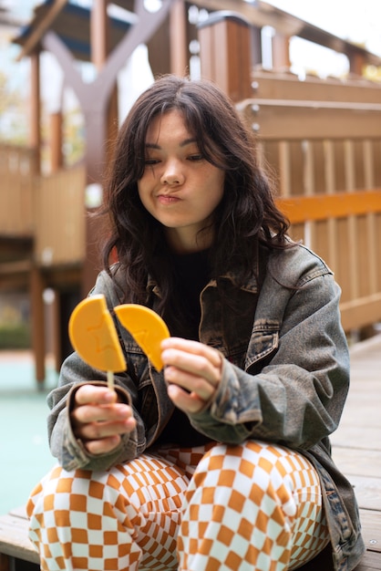 Foto mujer joven con galleta dalgona