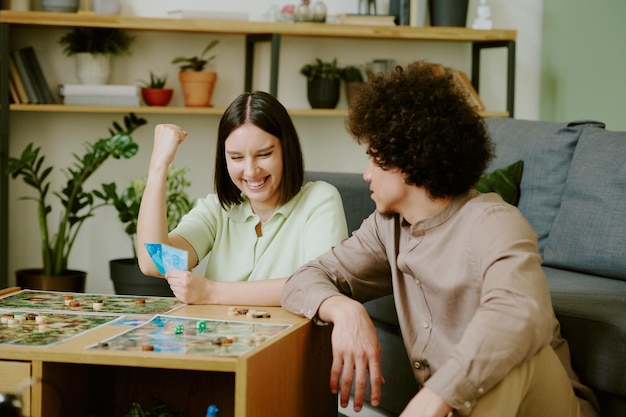 Mujer joven ganando un juego de mesa