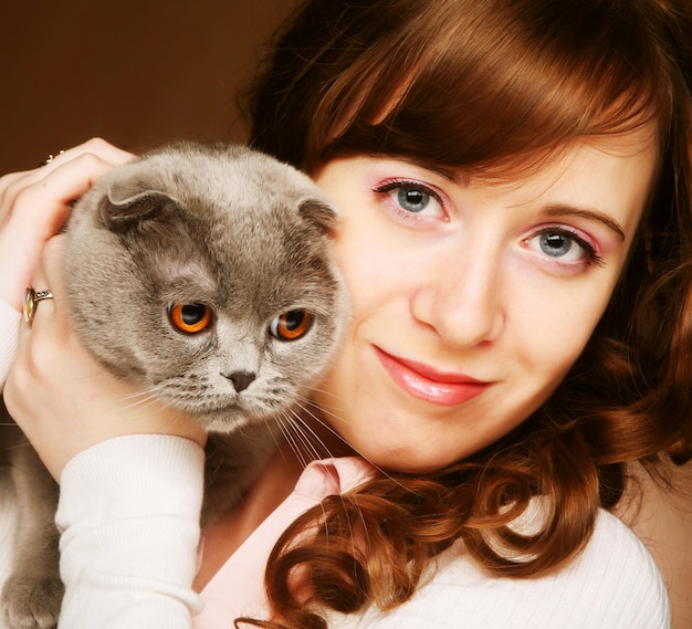 Mujer joven con gato scottish-fold