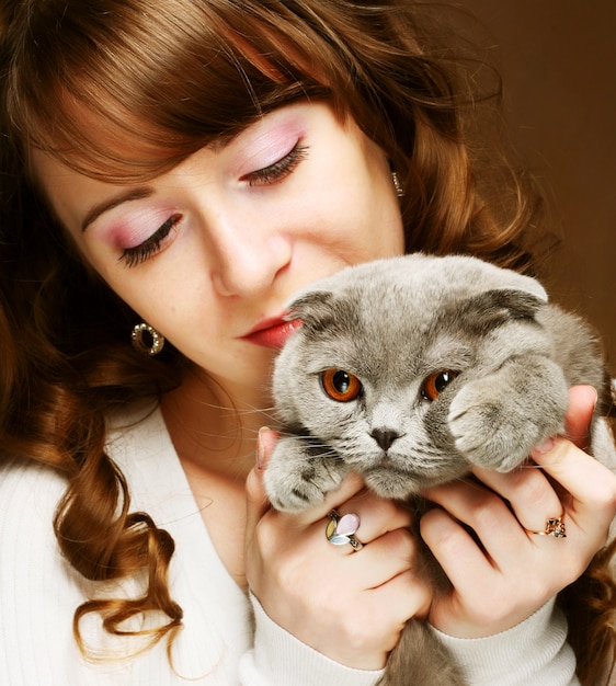 Mujer joven con gato scottish-fold