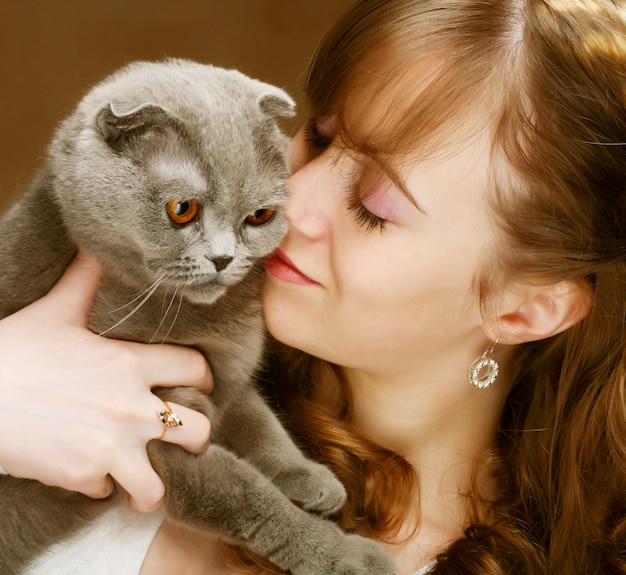 Foto mujer joven con gato scottish-fold