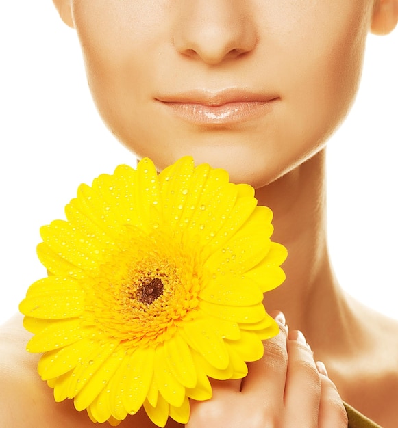 mujer joven, con, gerber, flor, aislado, blanco, plano de fondo