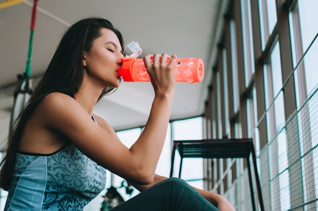 Mujer joven en el gimnasio