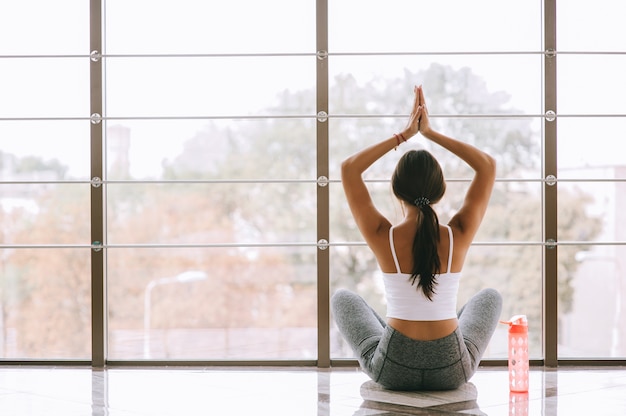 Mujer joven en el gimnasio