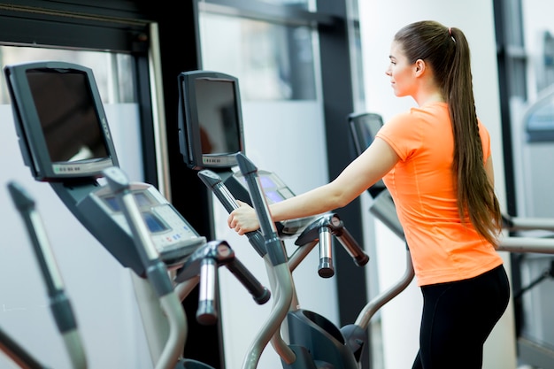 Mujer joven en el gimnasio