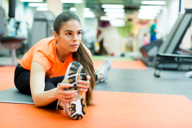 Foto mujer joven en el gimnasio