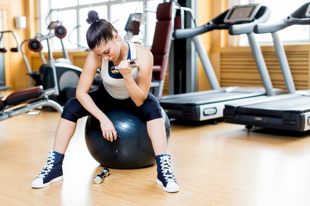 Mujer joven en el gimnasio