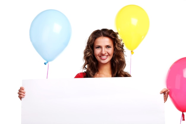 mujer joven, con, globos coloreados, y, blanco, cartel