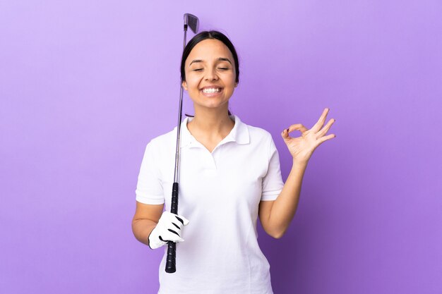 Mujer joven golfista con equipo