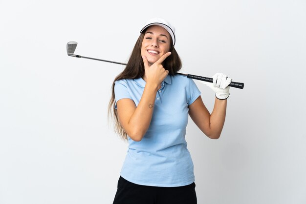 Mujer joven golfista sobre pared blanca aislada feliz y sonriente