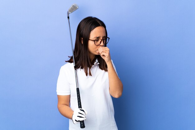 Mujer joven golfista sobre pared colorida aislada tosiendo mucho