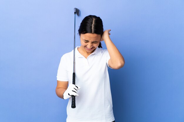 Mujer joven golfista sobre pared colorido aislado frustrado y cubriendo las orejas