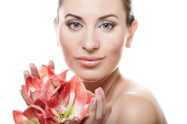 Mujer joven con grandes flores rosas