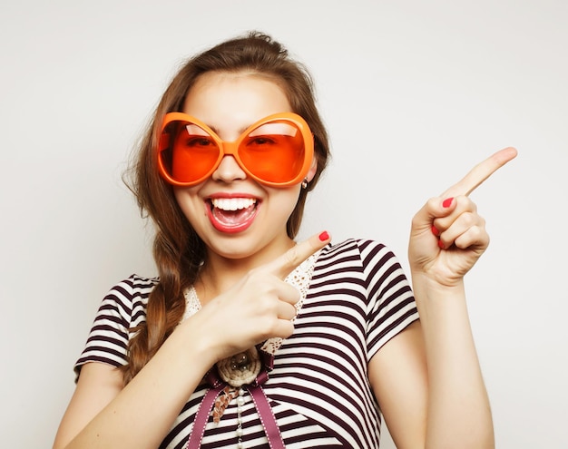 mujer joven con grandes gafas de fiesta