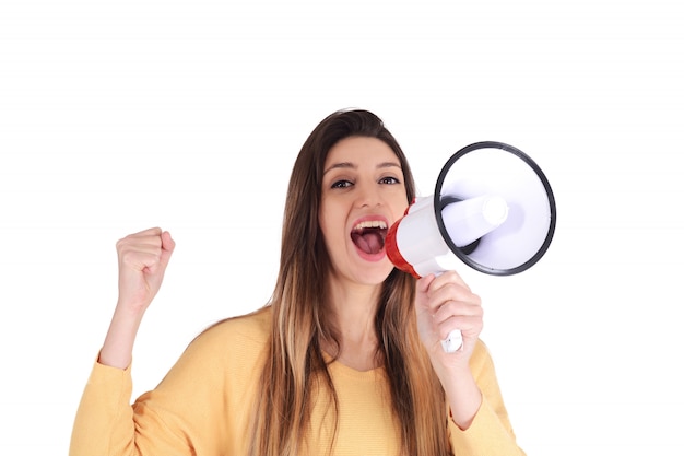 Mujer joven gritando en un megáfono