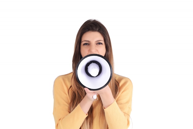 Foto mujer joven gritando en un megáfono