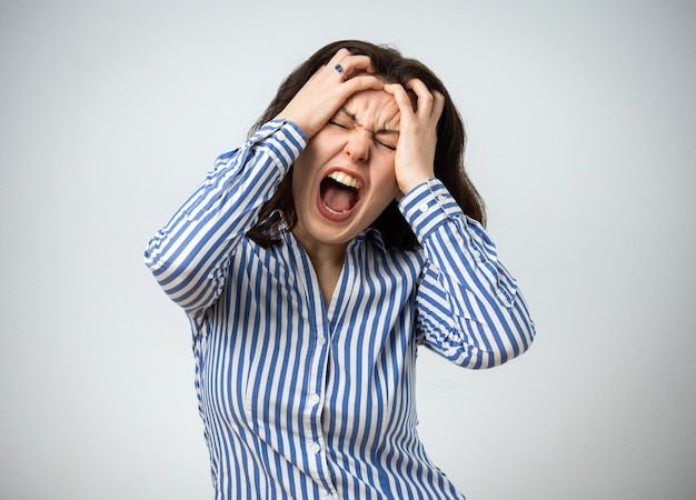 Foto mujer joven gritando