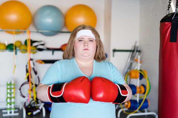 Mujer joven, en, guantes de boxeo