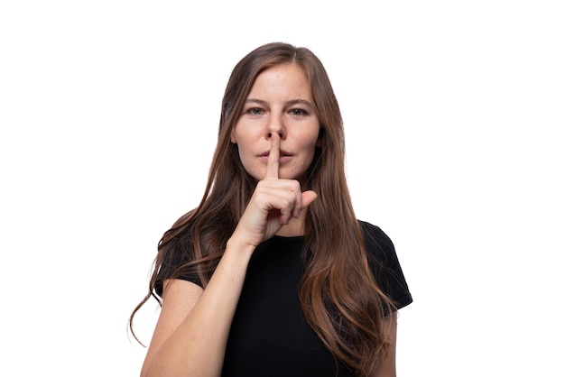 Foto una mujer joven guarda un secreto y no quiere revelarlo.