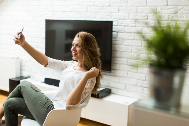 Foto mujer joven en la habitación