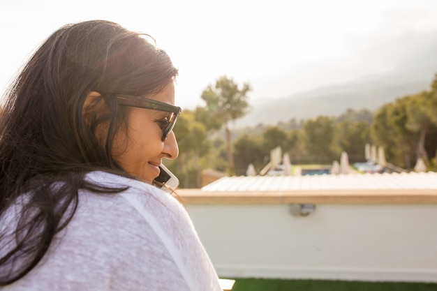 Foto mujer joven hablando por teléfono móvil