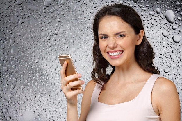 Mujer joven hablando por teléfono móvil