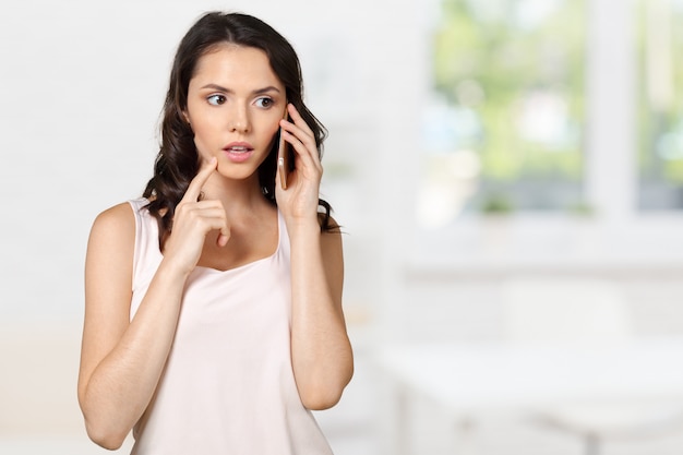 Mujer joven hablando por teléfono móvil