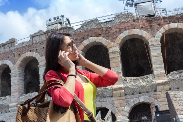 Mujer joven hablando por teléfono