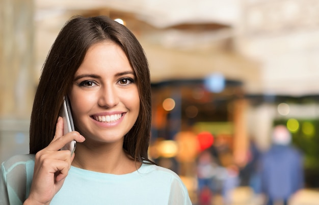 Mujer joven hablando por teléfono