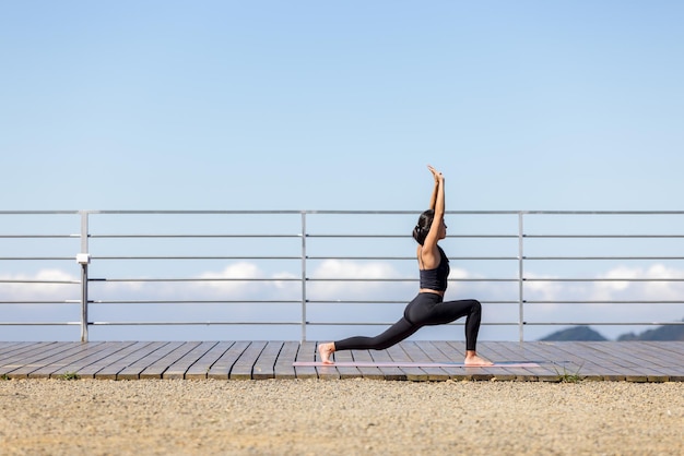 Una mujer joven hace yoga en las montañas.