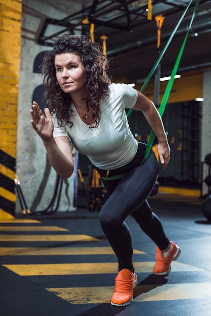 Mujer joven, hacer, entrenamiento, en, gimnasio