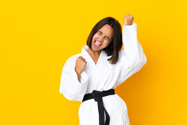 Mujer joven, hacer, karate, aislado