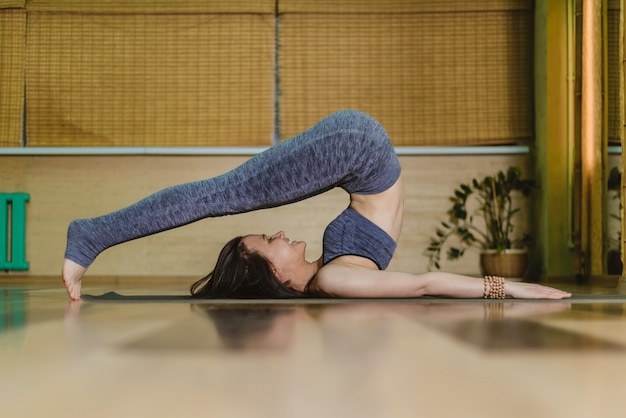 mujer joven, hacer, yoga, en el estudio