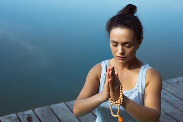 mujer joven, hacer, yoga, en el lago